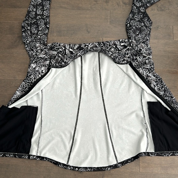 JOE FRESH Active Women’s Black White Ombré Floral Gym Zip Up Jacket, Long Sleeve - Picture 9 of 12